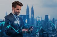 Hombre de traje revisa su móvil