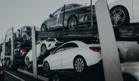 Camión transportando vehículos Camión transportando vehículos